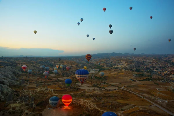 Καππαδοκία Τουρκία Αερόστατο Ζεστού Αέρα Πετώντας Πάνω Από Θεαματικό Καππαδοκίας — Φωτογραφία Αρχείου