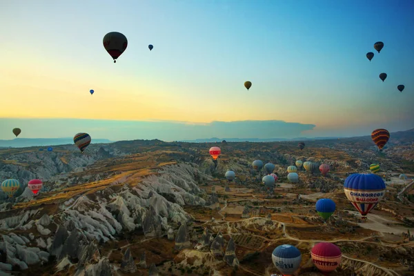 Capadocia Turquía Globo Aerostático Volando Sobre Espectacular Capadocia Bajo Cielo —  Fotos de Stock