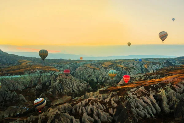 Capadocia Turquía Vuelo Globo Amanecer Hermosa Vista Las Montañas Pelotas —  Fotos de Stock