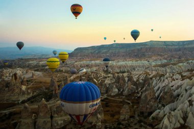 Göreme, Türkiye: Renkli sıcak hava balonları Cappadocia, Göreme, Orta Anadolu, Türkiye uçmak. Sıcak hava balonları Cappadocia.Balloon uçuş çok popüler turistik etkinliktir şafak, dağlar ve topları güzel görünüm.