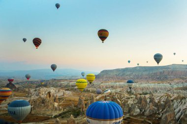 Göreme, Türkiye: Renkli sıcak hava balonları Cappadocia, Göreme, Orta Anadolu, Türkiye uçmak. Sıcak hava balonları Cappadocia.Balloon uçuş çok popüler turistik etkinliktir şafak, dağlar ve topları güzel görünüm.