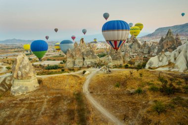 Dağlar - Kapadokya'nın panorama adlı gündoğumu yukarıda birçok renkli sıcak hava balon uçuşu. Göreme Vadisi Kapadokya - billboard arka plan için senin seyahat kavramı Türkiye'de geniş peyzaj.