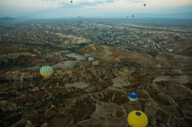 Dağlar - Kapadokya'nın panorama adlı gündoğumu yukarıda birçok renkli sıcak hava balon uçuşu. Göreme Vadisi Kapadokya - billboard arka plan için senin seyahat kavramı Türkiye'de geniş peyzaj.