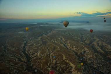 Sıcak hava balonları dağ manzarası Kapadokya, Göreme Milli Parkı, Türkiye üzerinden. Hava balonu gelen havadan görünümü.