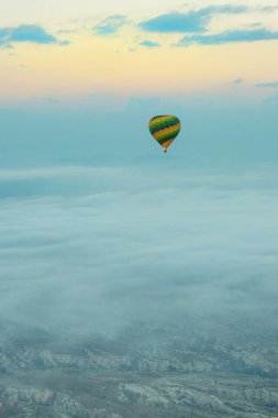 Kapadokya, Türkiye: Kapadokya Bölgesi 'nde sıcak hava balonları gün doğumunda uçuyor. Kapadokya 'nın büyük turistik cazibesi - balon uçuşu.