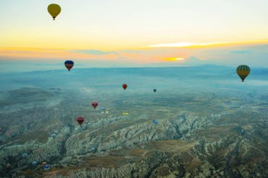 Kapadokya: bir balonla uçan. Üstten görünüm erken sabah, puslu yatay, topları. Büyük turistik Kapadokya - Balon Turu.
