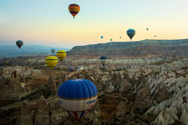 Goreme Turcja Kolorowe Gorące Powietrze Balony Latać Nad Cappadocia Göreme — Zdjęcie stockowe