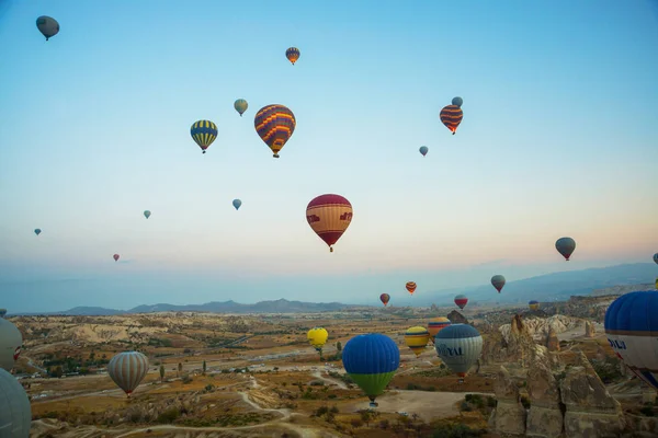 Goreme Turquia Balões Coloridos Quente Sobrevoam Capadócia Goreme Anatólia Central — Fotografia de Stock