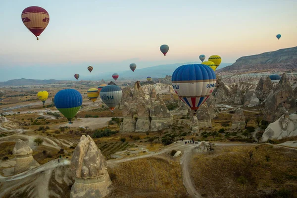 Goreme Turecko Barevné Horký Vzduch Balóny Létat Nad Kappadokie Göreme — Stock fotografie
