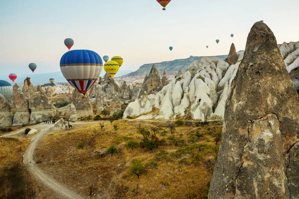 Dağlar Kapadokya Nın Panorama Adlı Gündoğumu Yukarıda Birçok Renkli Sıcak — Stok fotoğraf