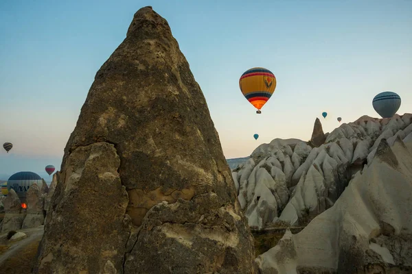 Wiele Kolorowe Balony Lot Nad Górami Panorama Kapadocji Wschodzie Słońca — Zdjęcie stockowe