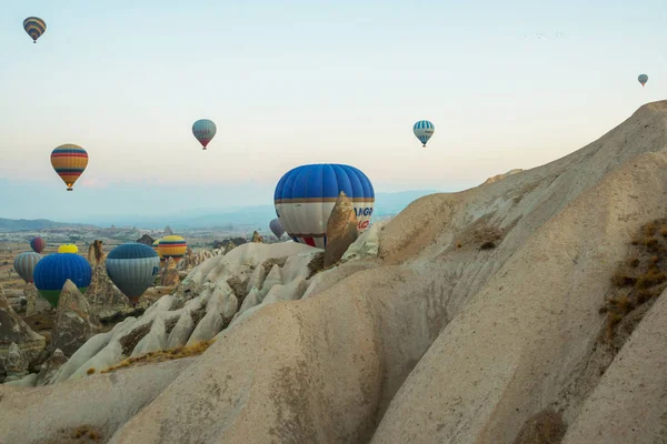 许多五颜六色的热气球在山上飞行 日出时卡帕多西亚的全景 卡帕多西亚的戈雷梅山谷的广阔景观 广告牌背景为您的旅行概念在土耳其 — 图库照片