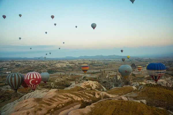 Veel Kleurrijke Hete Lucht Ballonnen Vlucht Boven Bergen Panorama Van — Stockfoto