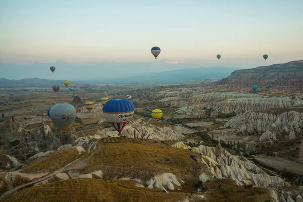 Muchos Globos Aire Caliente Colores Vuelan Por Encima Las Montañas —  Fotos de Stock