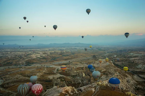 Muchos Globos Aire Caliente Colores Vuelan Por Encima Las Montañas — Foto de Stock