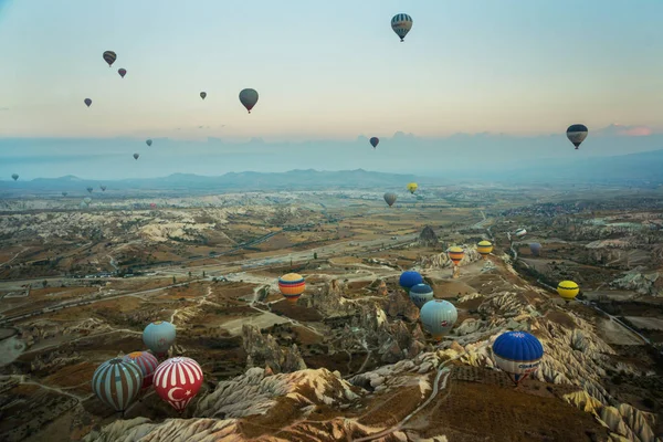 Muchos Globos Aire Caliente Colores Vuelan Por Encima Las Montañas —  Fotos de Stock