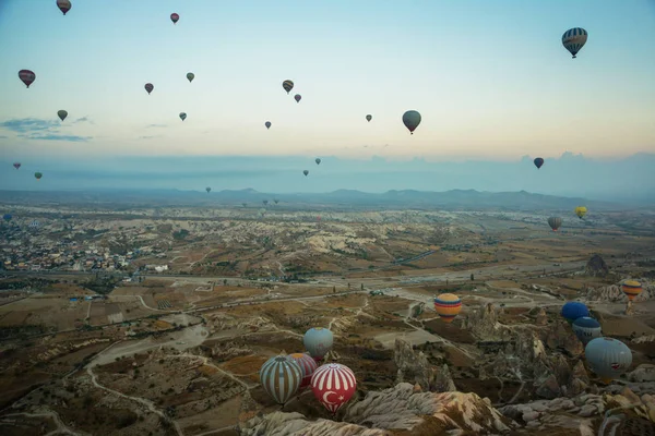 Muchos Globos Aire Caliente Colores Vuelan Por Encima Las Montañas — Foto de Stock