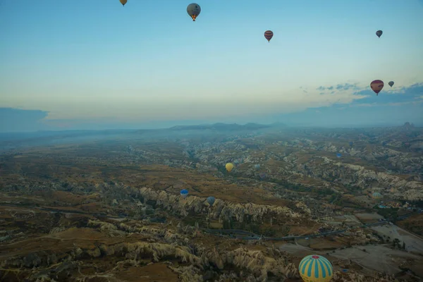 Muchos Globos Aire Caliente Colores Vuelan Por Encima Las Montañas — Foto de Stock