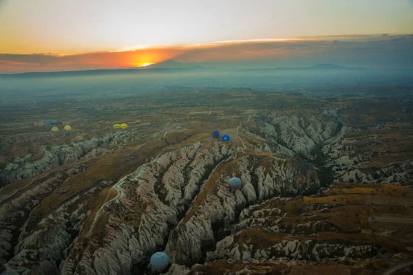 カッパドキア トルコ 霧山にバルーン 霧の風景から早朝に平面図します — ストック写真