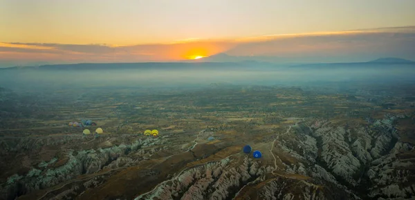 カッパドキア トルコ 霧山にバルーン 霧の風景から早朝に平面図します — ストック写真