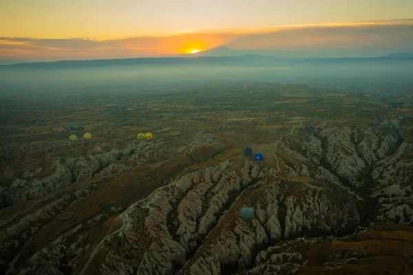 カッパドキア トルコ 霧山にバルーン 霧の風景から早朝に平面図します — ストック写真