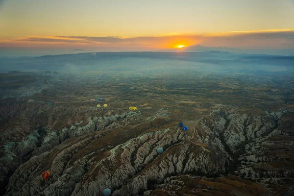 カッパドキア トルコ 霧山にバルーン 霧の風景から早朝に平面図します — ストック写真