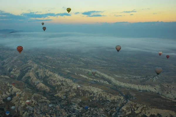 Balony Nad Górskich Krajobrazów Kapadocji Park Narodowy Goreme Turcja Widok — Zdjęcie stockowe