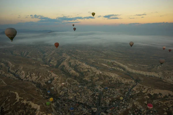 Globos Aire Caliente Sobre Paisaje Montaña Capadocia Parque Nacional Goreme —  Fotos de Stock