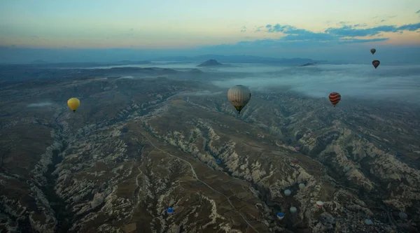 Globos Aire Caliente Sobre Paisaje Montaña Capadocia Parque Nacional Goreme —  Fotos de Stock