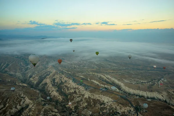 Capadocia Turquía Globos Aire Caliente Están Volando Durante Amanecer Región —  Fotos de Stock