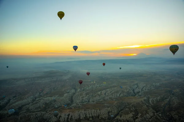 Kappadokien Turkiet Luftballonger Flyger Soluppgången Kappadokien Turkiet Den Stora Turistattraktionen — Stockfoto
