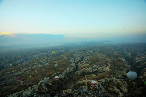 Capadocia Turquía Globos Aire Caliente Están Volando Durante Amanecer Región —  Fotos de Stock