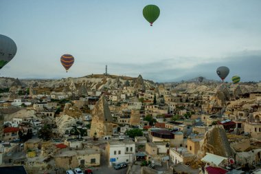 Göreme peyzaj şafakta. Sıcak hava balonları dağ manzarası Kapadokya, Göreme, Türkiye üzerinden. Hava balonu gelen havadan görünümü.