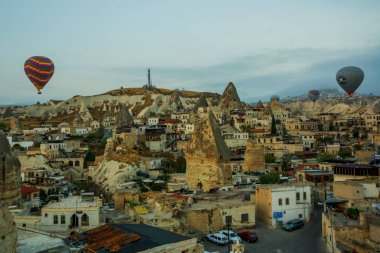 Göreme peyzaj şafakta. Sıcak hava balonları dağ manzarası Kapadokya, Göreme, Türkiye üzerinden. Hava balonu gelen havadan görünümü.