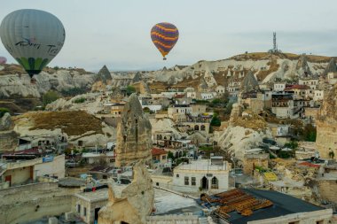 Göreme peyzaj şafakta. Sıcak hava balonları dağ manzarası Kapadokya, Göreme, Türkiye üzerinden. Hava balonu gelen havadan görünümü.