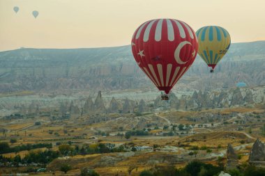 Kapadokya: bir balonla uçan. Sabah gökyüzünde bir top yakın çekim. Büyük turistik Kapadokya - Balon Turu.