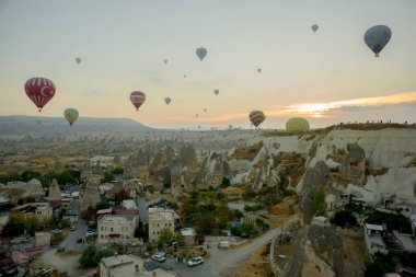 Göreme peyzaj şafakta. Sıcak hava balonları dağ manzarası Kapadokya, Göreme, Türkiye üzerinden. Hava balonu gelen havadan görünümü.