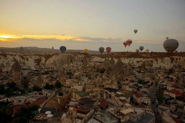 Paisaje Goreme Amanecer Globos Aire Caliente Sobre Paisaje Montaña Capadocia — Foto de Stock