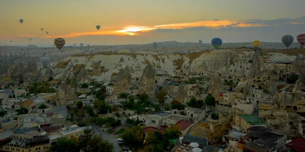 Paysage Goreme Aube Montgolfières Dessus Paysage Montagneux Cappadoce Goreme Turquie — Photo
