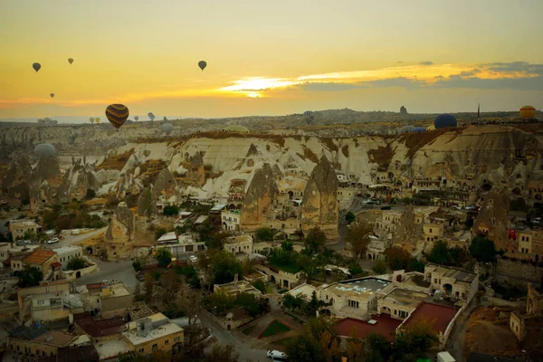 Paisaje Goreme Amanecer Globos Aire Caliente Sobre Paisaje Montaña Capadocia — Foto de Stock