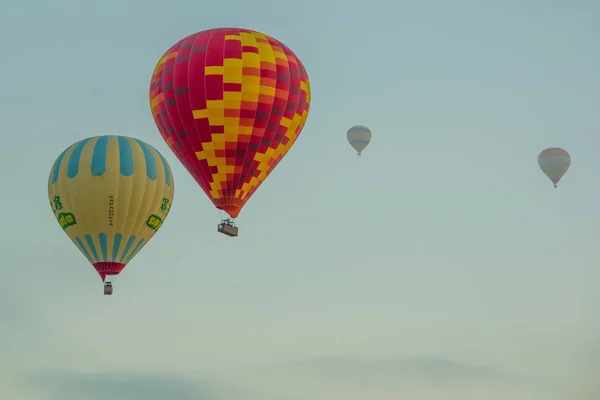 Kapadokya Bir Balonla Uçan Sabah Gökyüzünde Bir Top Yakın Çekim — Stok fotoğraf