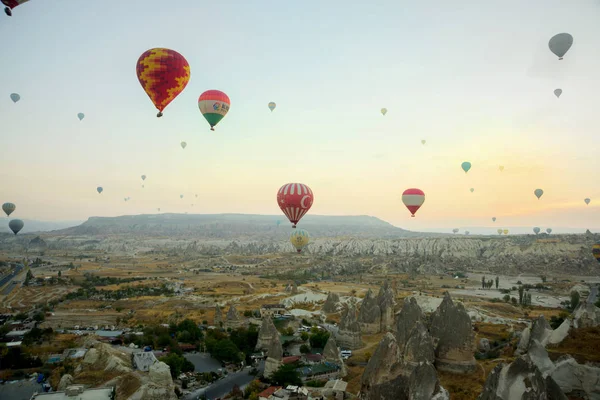 Cappadocia Turecko Horkovzdušné Balóny Létají Během Východu Slunce Oblasti Cappadocia — Stock fotografie