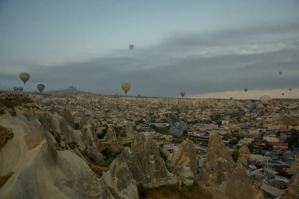 Capadocia Turquía Globos Aire Caliente Están Volando Durante Amanecer Región —  Fotos de Stock