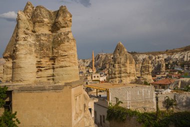 Göreme, Türkiye: Ev ve otel turistlere hizmet yaşlı kayalar. Göreme Kapadokya, Nevşehir ili Türkiye'nin İç Anadolu şehridir