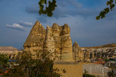 Göreme, Türkiye: Ev ve otel turistlere hizmet yaşlı kayalar. Göreme Kapadokya, Nevşehir ili Türkiye'nin İç Anadolu şehridir