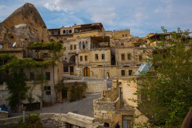 Göreme, Türkiye: Ev ve otel turistlere hizmet yaşlı kayalar. Göreme Kapadokya, Nevşehir ili Türkiye'nin İç Anadolu şehridir