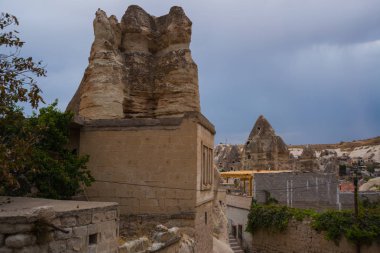 Göreme, Türkiye: Ev ve otel turistlere hizmet yaşlı kayalar. Göreme Kapadokya, Nevşehir ili Türkiye'nin İç Anadolu şehridir
