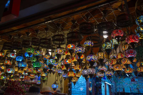 本格的な着色されたガラス贈答品の素敵な暖かい光ランプ トルコ観光旅行お土産ショップ トルコ バザール 観光客のための土産品の販売 — ストック写真