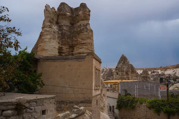 Göreme, Türkiye: Ev ve otel turistlere hizmet yaşlı kayalar. Göreme Kapadokya, Nevşehir ili Türkiye'nin İç Anadolu şehridir