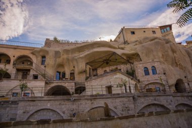Göreme, Türkiye: Ev ve otel turistlere hizmet yaşlı kayalar. Göreme Kapadokya, Nevşehir ili Türkiye'nin İç Anadolu şehridir